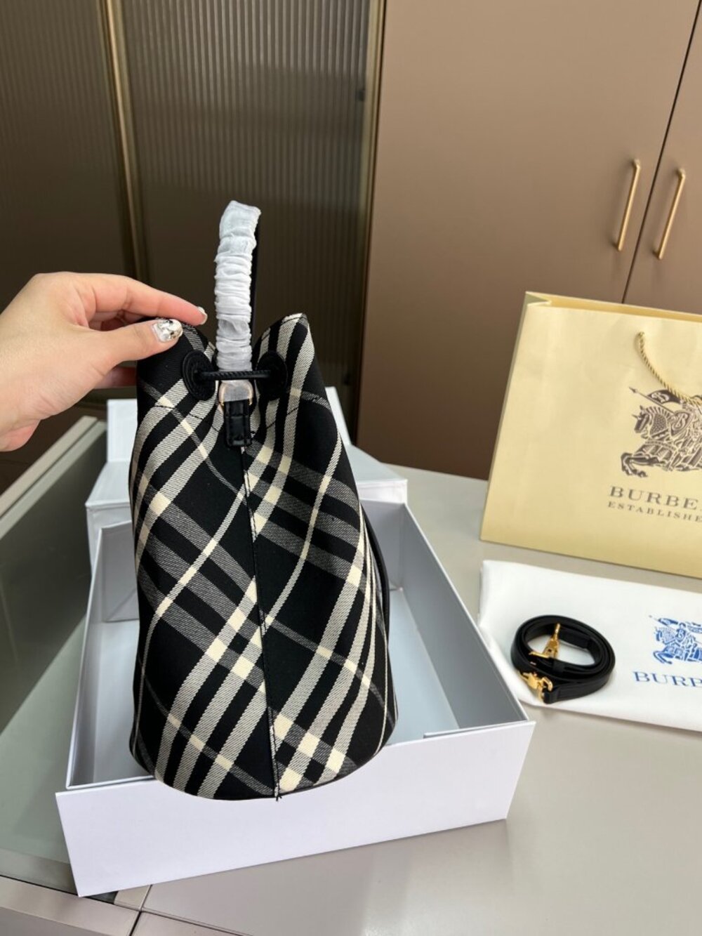Burberry bag - Picture 2 of 7